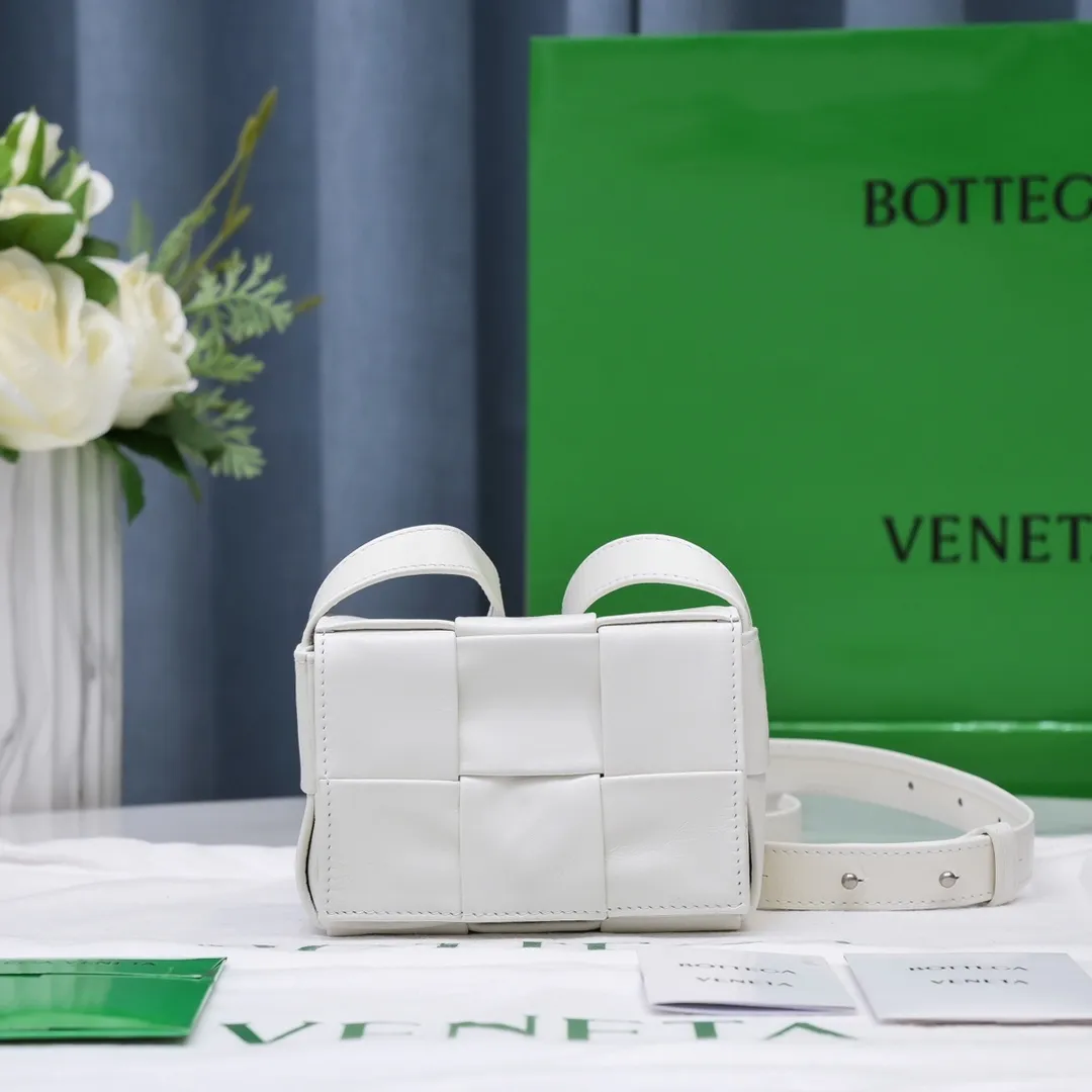 Batch 920 𝗕𝗼𝘁𝘁𝗲𝗴𝗮 𝗩𝗲𝗻𝗲𝘁𝗮———— New product 𝗺𝗶𝗻𝗶 Very cute and super 𝒎𝒊𝒏𝒊 𝒄𝒂𝒔𝒔𝒆𝒕𝒕𝒆, a must-have for delicate girls. It’s the same height as lipstick. Although it can’t fit my mobile phone, it can fit all my cuteness and lipstick❗️ Size: 12*8*4cm Model: 6813# oil wax leather, the latest version of the logo is changed to a rubber block at the bottom